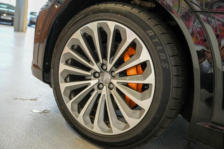 Sort Audi e-tron fra 2020