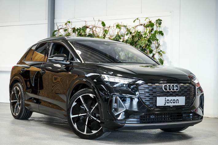 Sort Audi Q4 e-tron fra 2023 set udefra