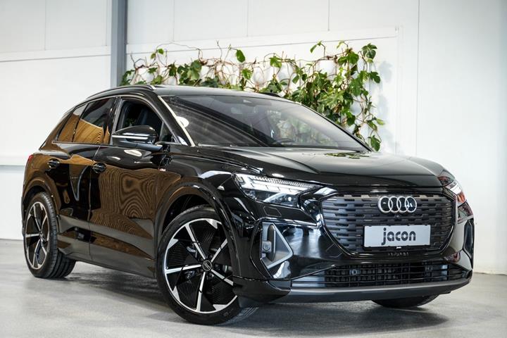 Sort Audi Q4 e-tron fra 2023 set udefra
