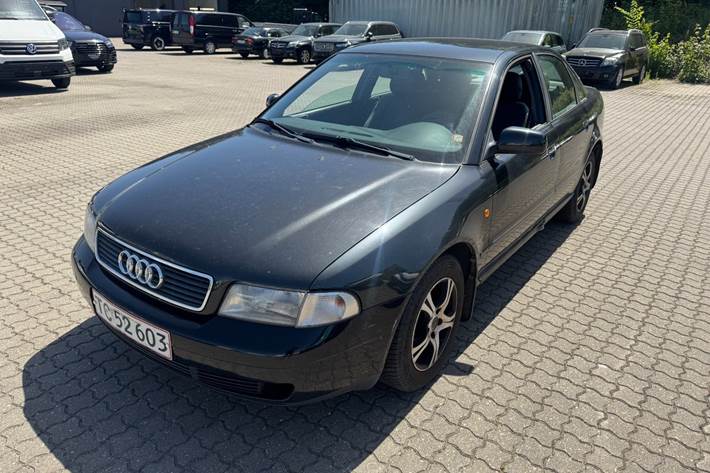 undefined Audi A4 fra 1998 set udefra