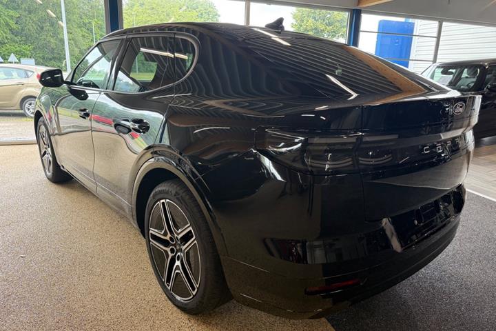 Sort Ford Capri fra 2025