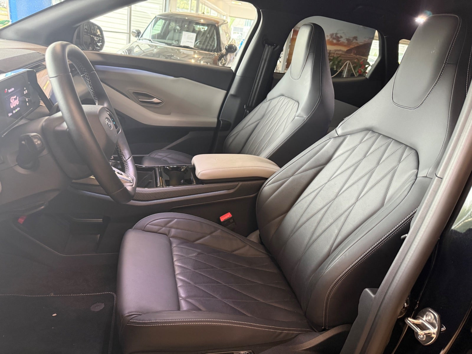 Sort Ford Capri fra 2025