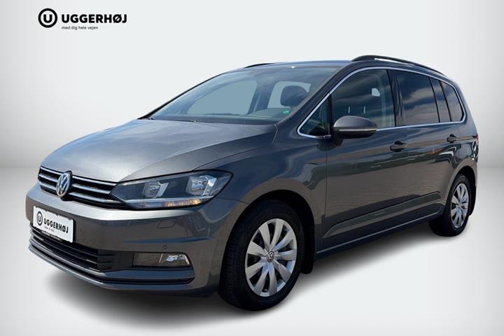 Grå VW Touran fra 2020 set udefra