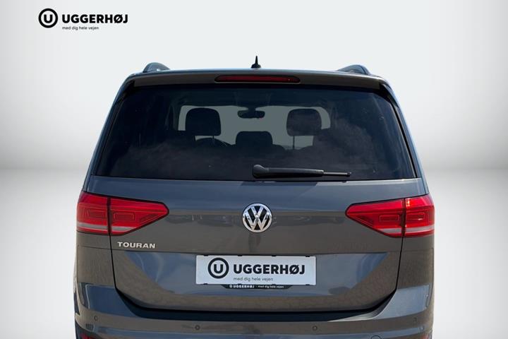Grå VW Touran fra 2020