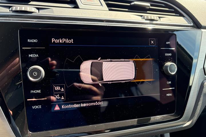 Grå VW Touran fra 2020