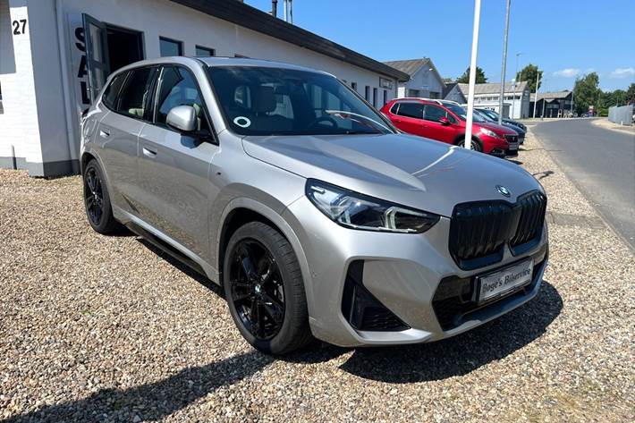 Sølv BMW iX1 fra 2023
