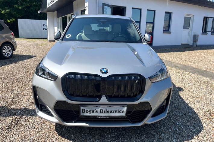 Sølv BMW iX1 fra 2023