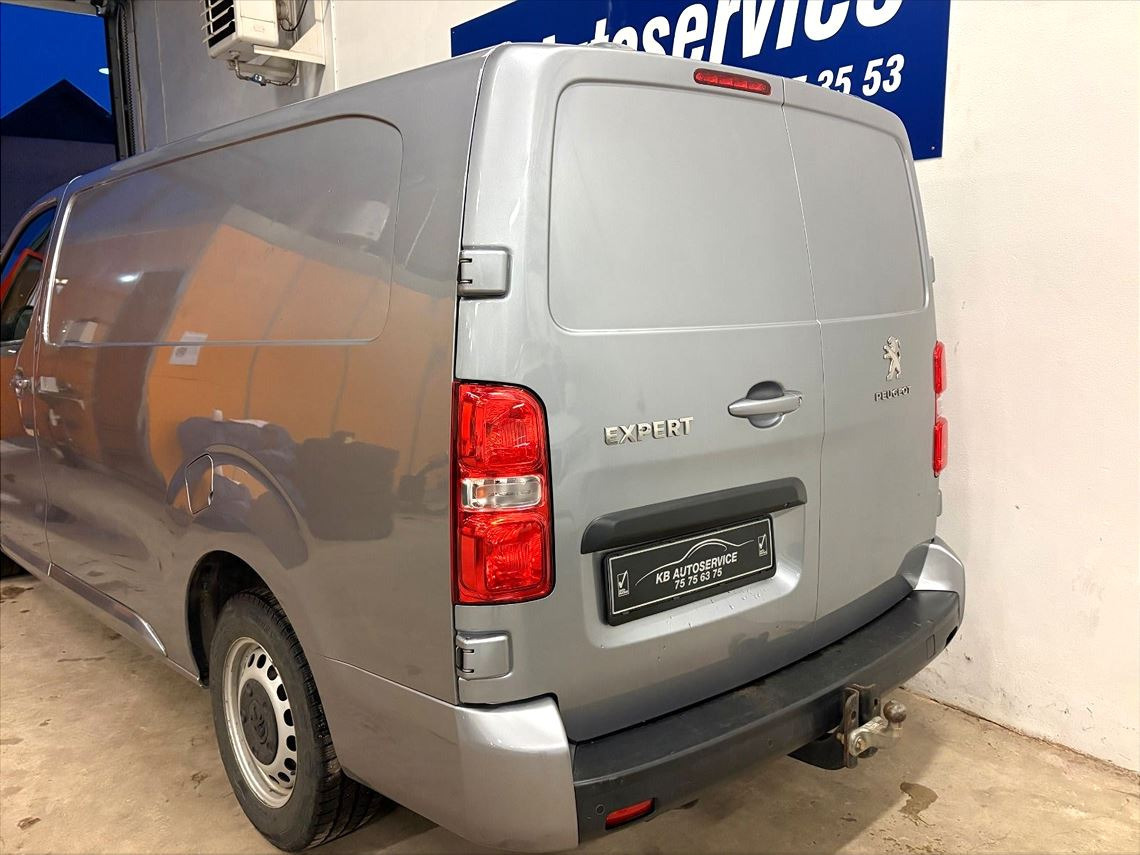 Grå Peugeot Expert fra 2022