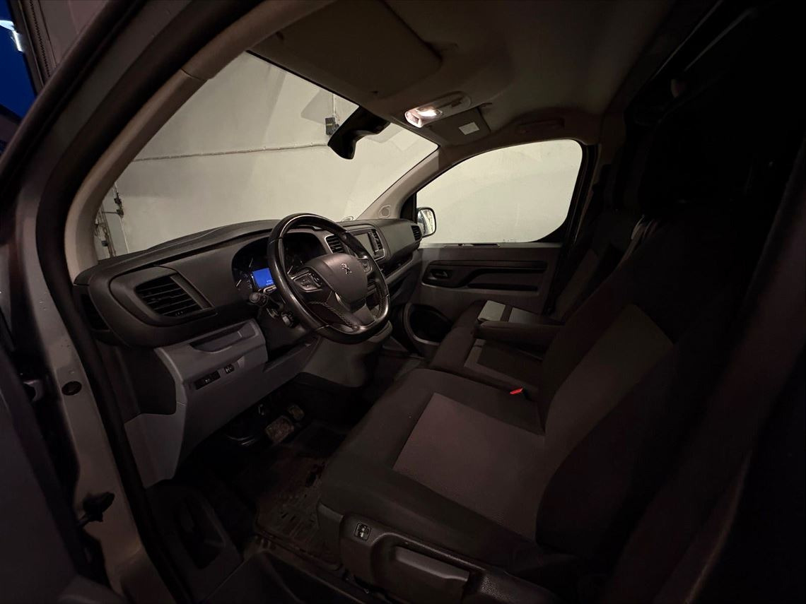 Grå Peugeot Expert fra 2022