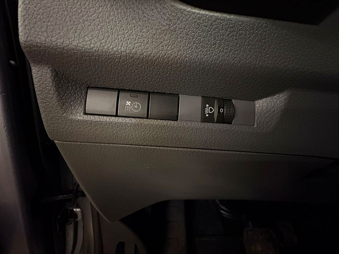Grå Peugeot Expert fra 2022