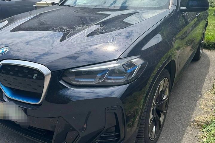 Sort BMW iX3 fra 2023 set udefra