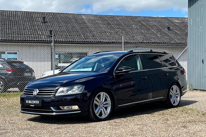 Sort VW Passat fra 2012 set udefra