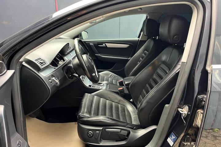 Sort VW Passat fra 2012