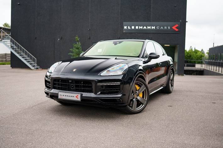 Gul Porsche Cayenne Turbo fra 2020