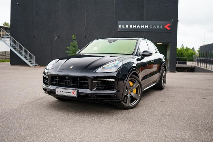 Gul Porsche Cayenne Turbo fra 2020 set udefra