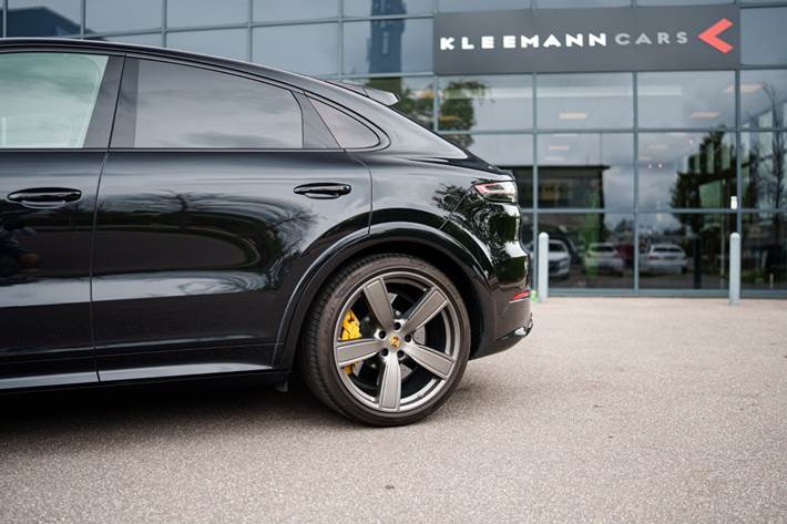 Gul Porsche Cayenne Turbo fra 2020