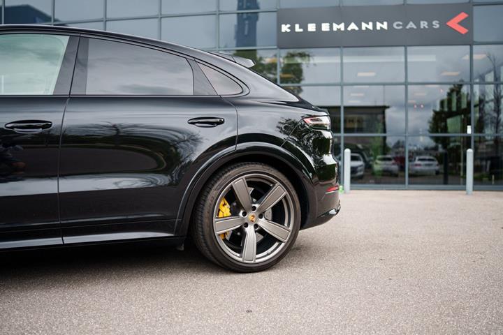 Gul Porsche Cayenne Turbo fra 2020