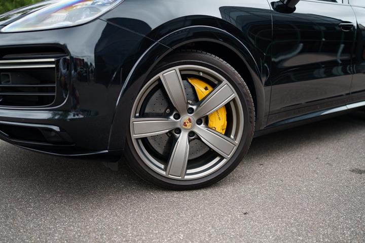 Gul Porsche Cayenne Turbo fra 2020