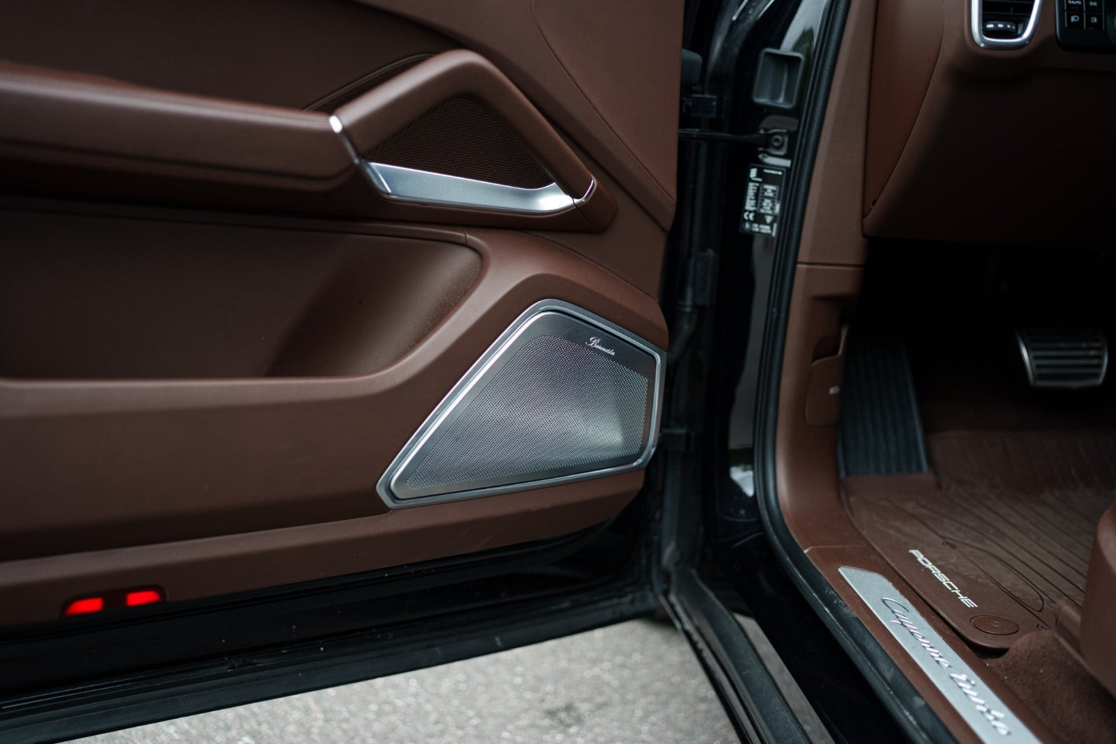 Gul Porsche Cayenne Turbo fra 2020