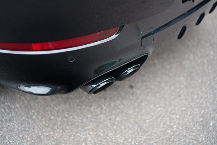 Gul Porsche Cayenne Turbo fra 2020