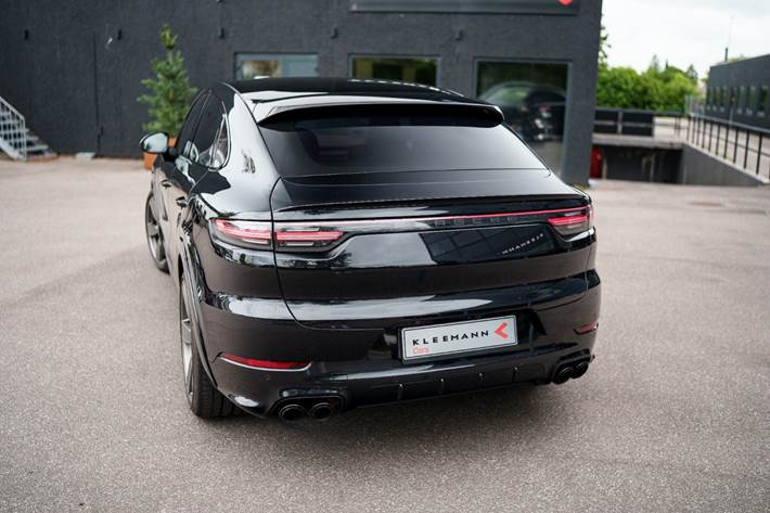 Gul Porsche Cayenne Turbo fra 2020