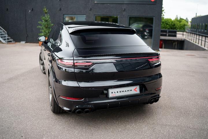 Gul Porsche Cayenne Turbo fra 2020