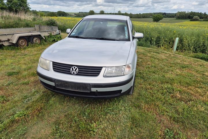 Blå VW Passat fra 1997