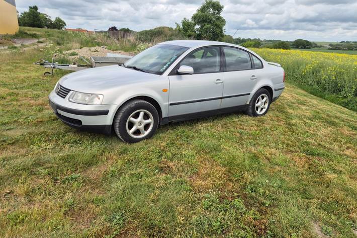 Blå VW Passat fra 1997