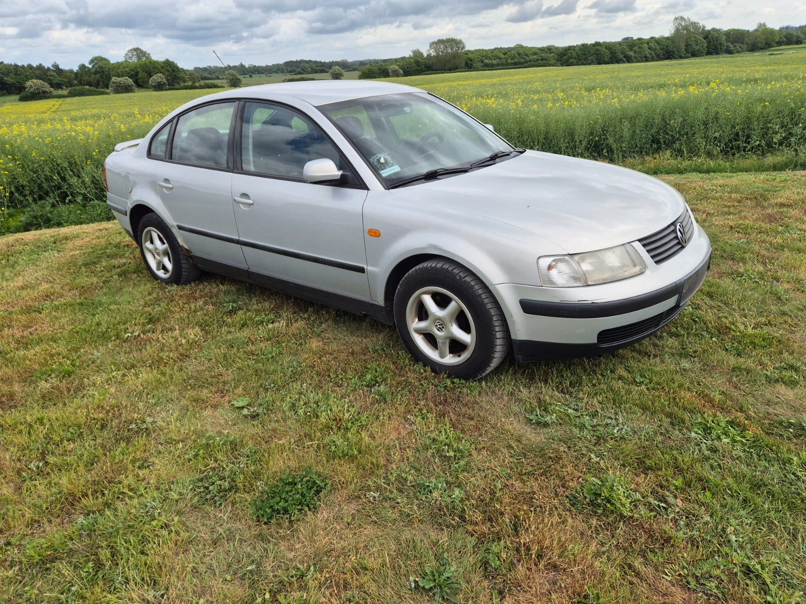 Blå VW Passat fra 1997