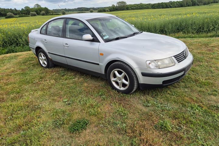 Blå VW Passat fra 1997