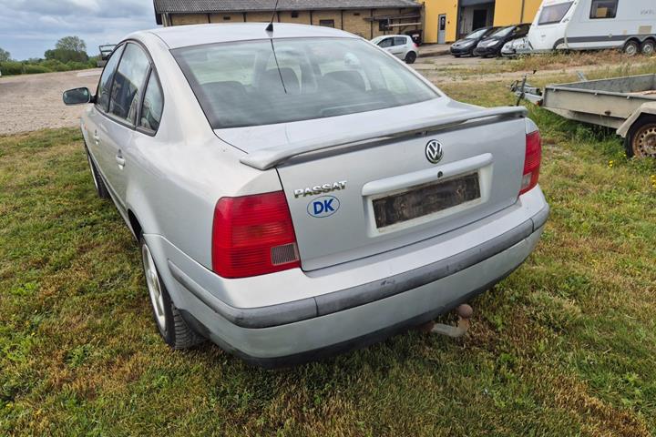 Blå VW Passat fra 1997