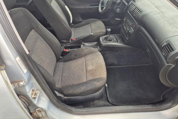 Blå VW Passat fra 1997