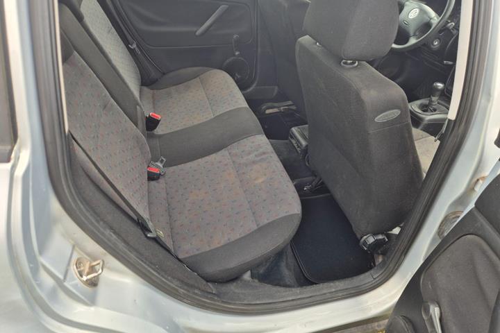 Blå VW Passat fra 1997