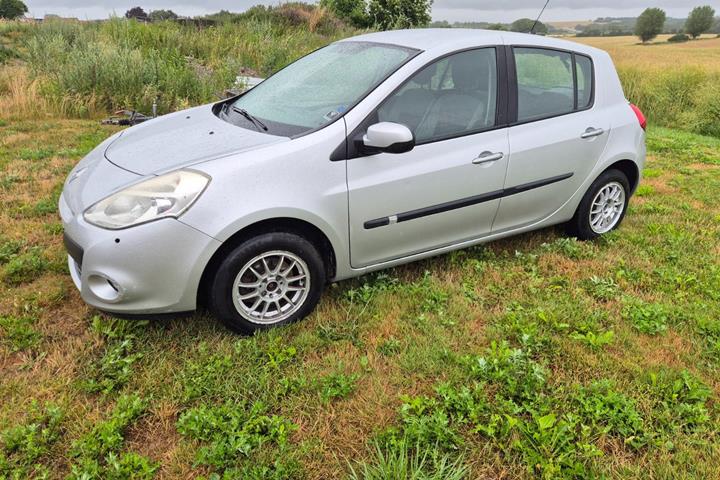 Sølv Renault Clio III fra 2010