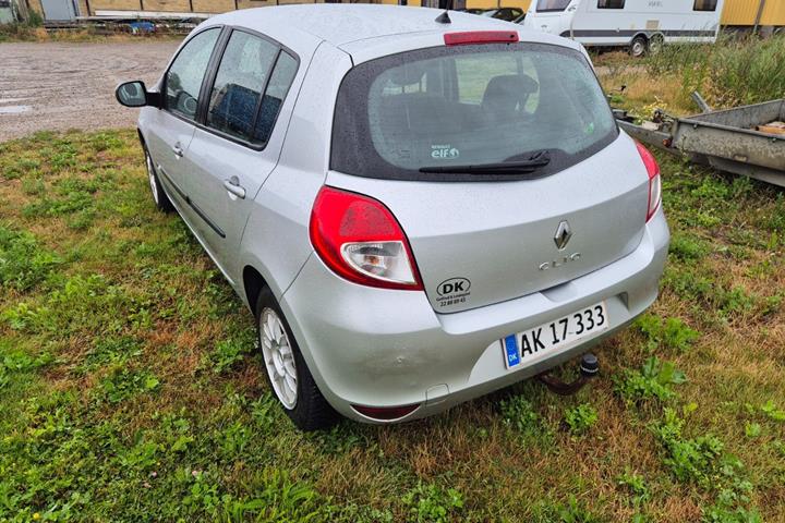 Sølv Renault Clio III fra 2010