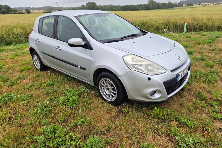 Sølv Renault Clio III fra 2010
