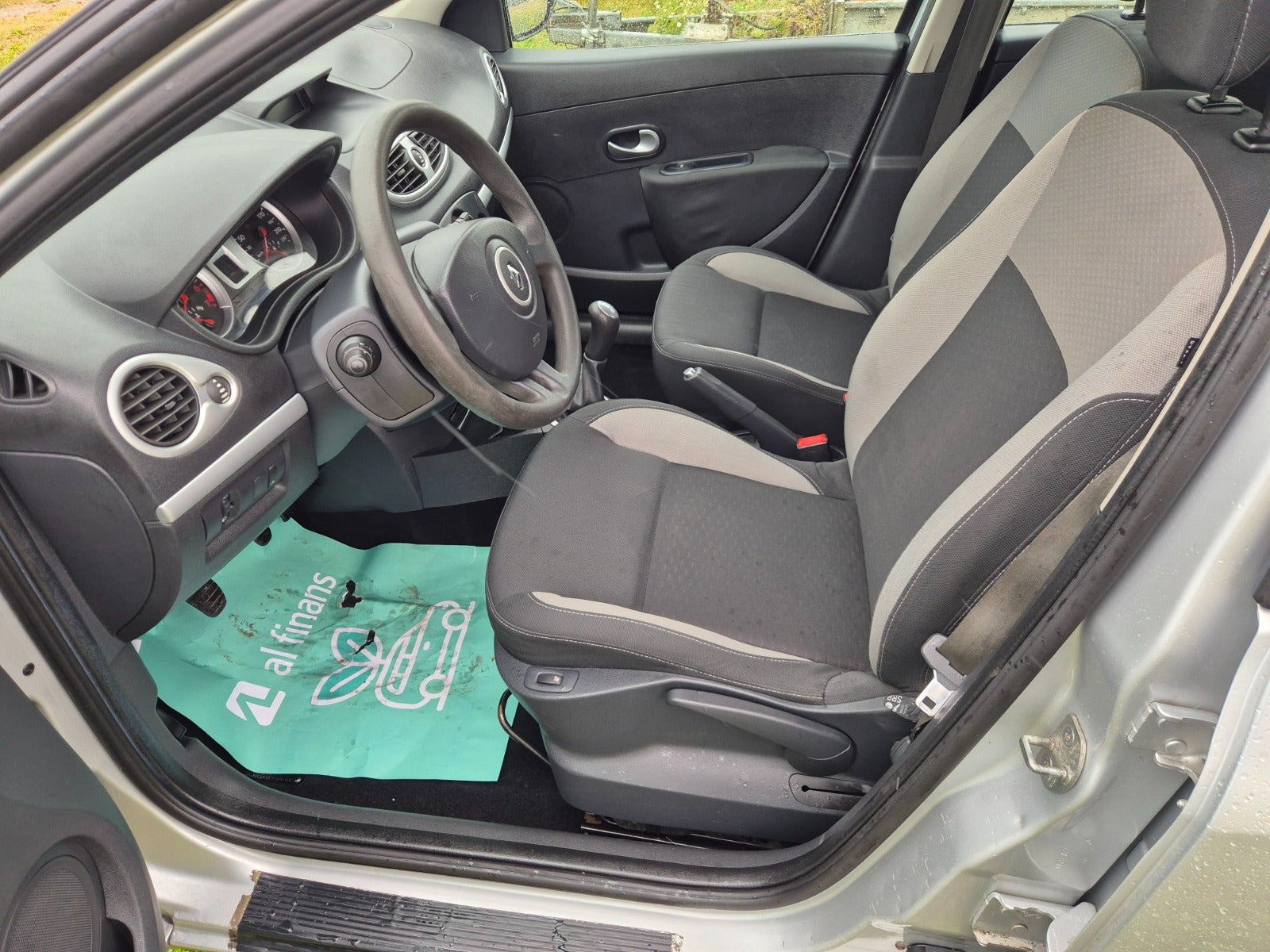 Sølv Renault Clio III fra 2010