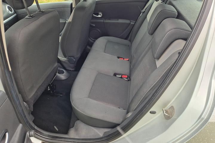 Sølv Renault Clio III fra 2010