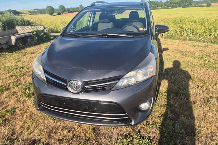 Grå Toyota Verso fra 2015