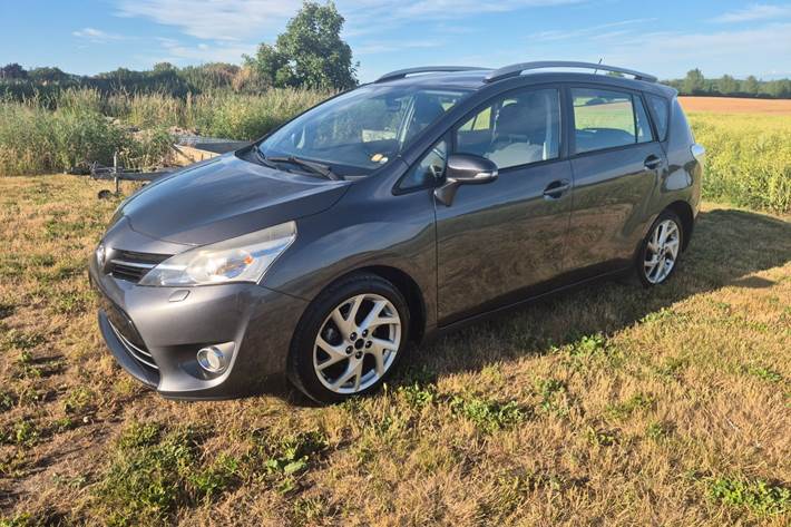 Grå Toyota Verso fra 2015