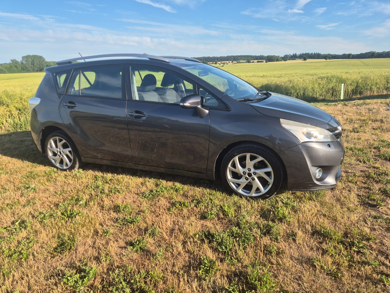 Grå Toyota Verso fra 2015