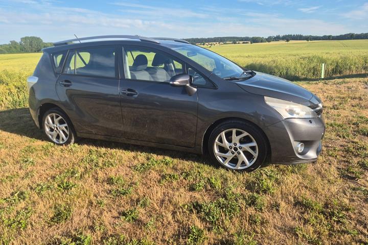 Grå Toyota Verso fra 2015