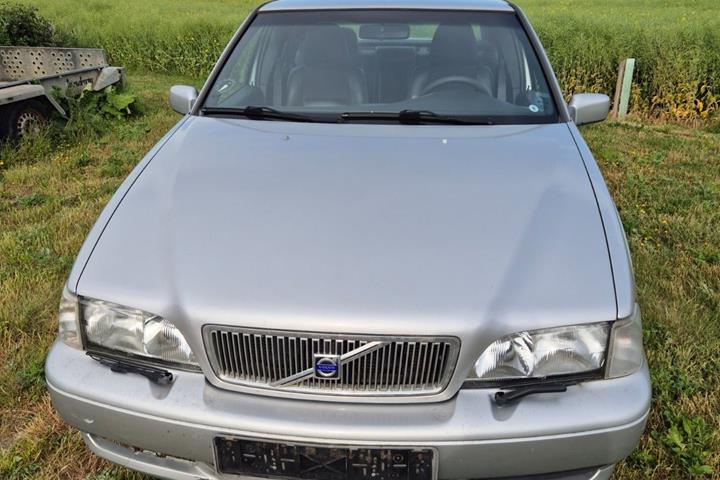 Sølv Volvo S70 fra 2000 set udefra