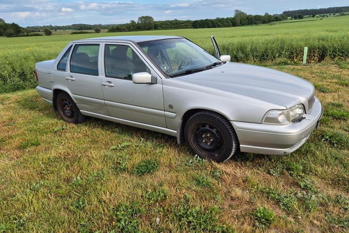 Sølv Volvo S70 fra 2000 set udefra