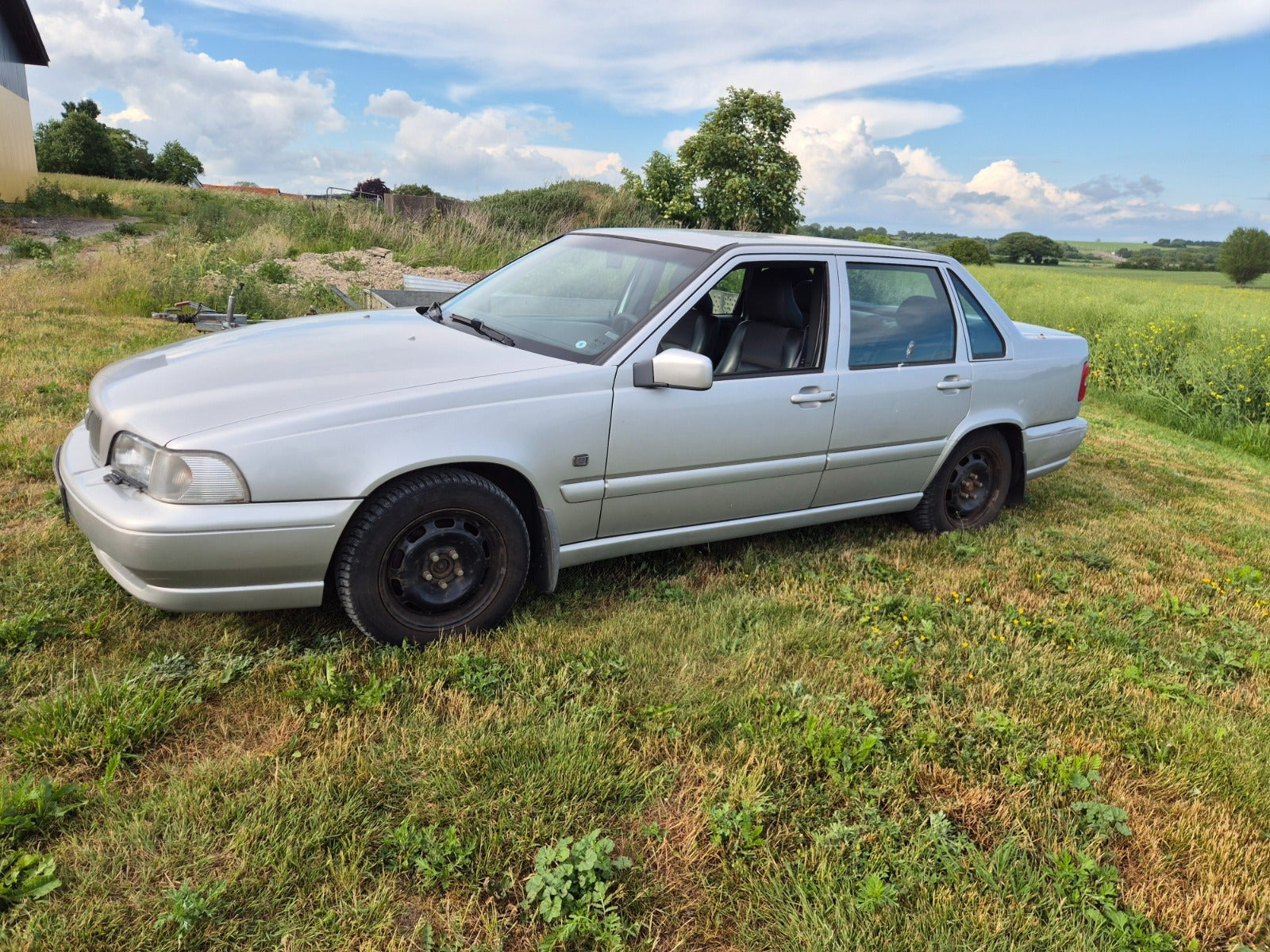 Sølv Volvo S70 fra 2000 set udefra