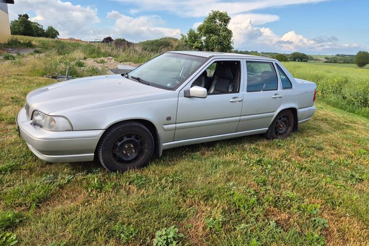 Sølv Volvo S70 fra 2000 set udefra