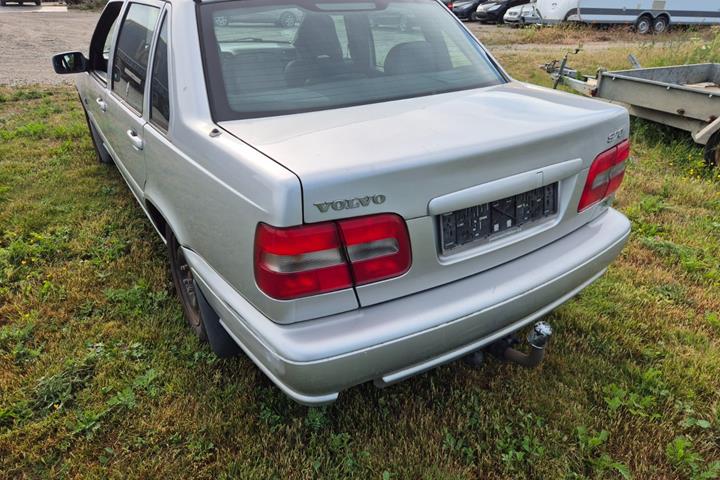 Sølv Volvo S70 fra 2000 set udefra