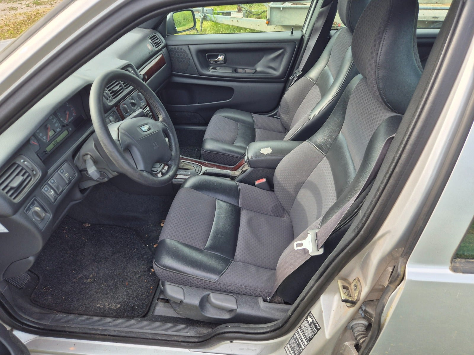 Sølv Volvo S70 fra 2000 set indefra