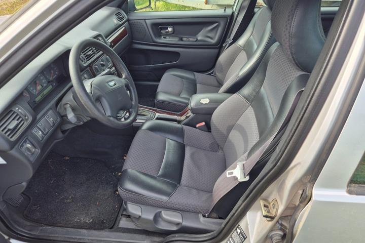 Sølv Volvo S70 fra 2000 set indefra