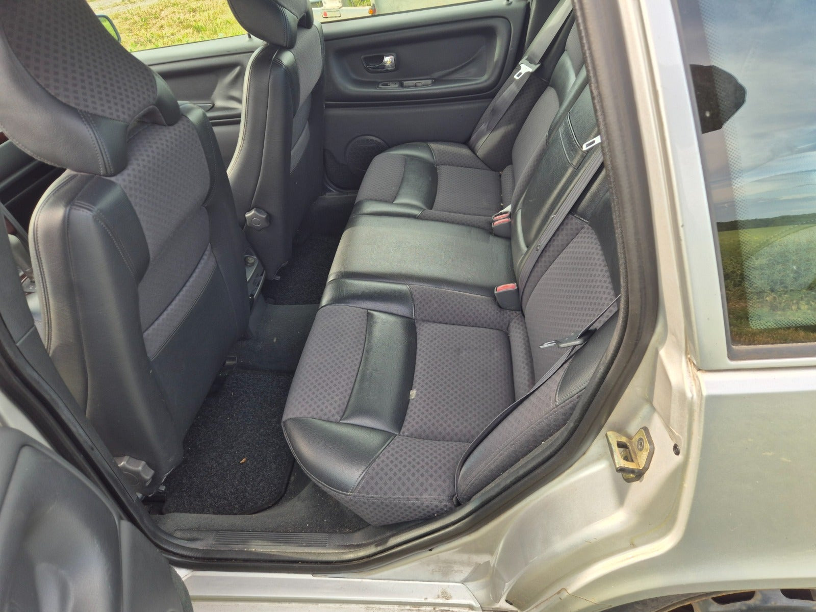 Sølv Volvo S70 fra 2000 set indefra